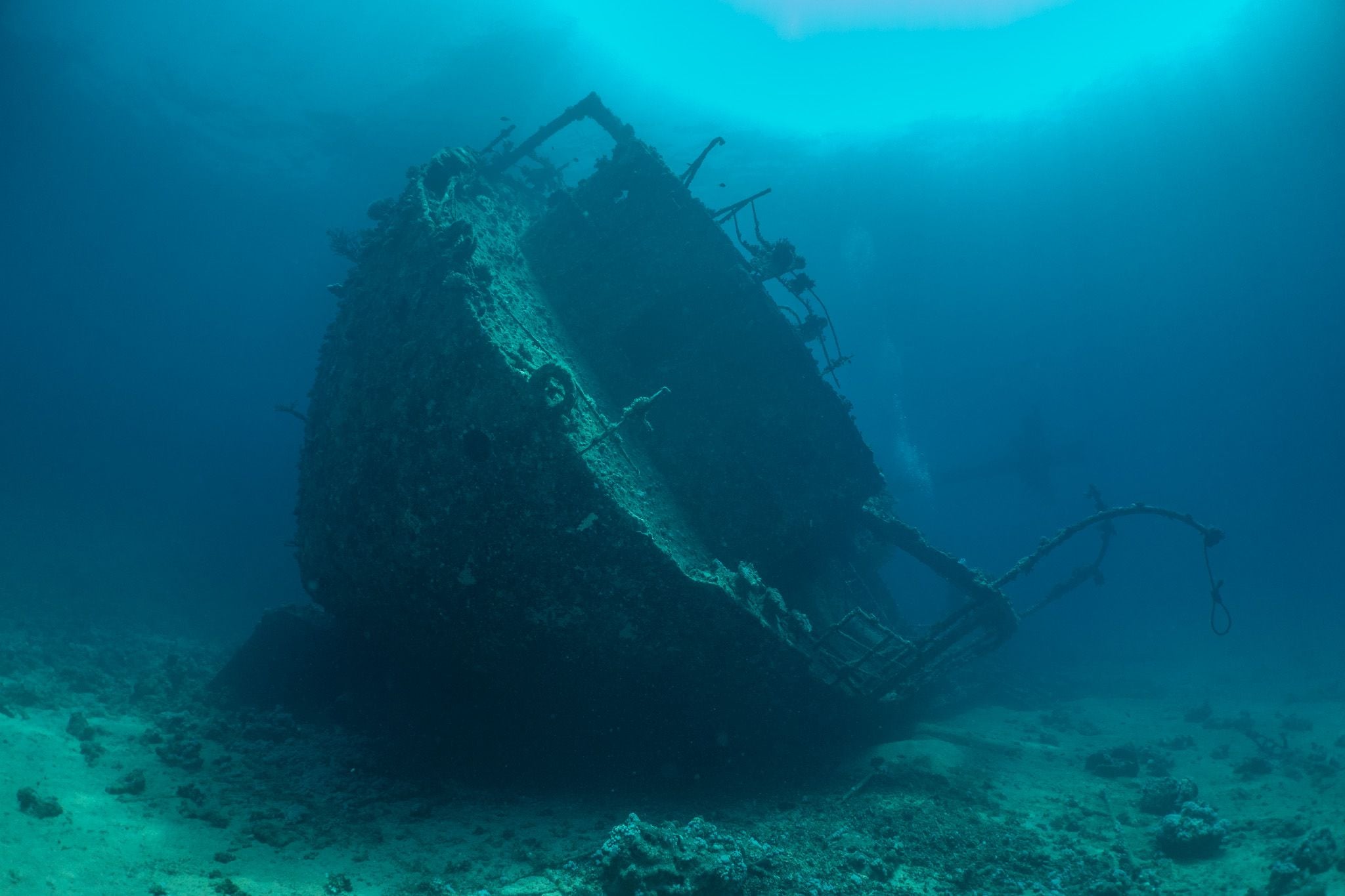 Taucher steigt bei einem Advanced-Open-Water-Training neben einem Wrack im Roten Meer ab