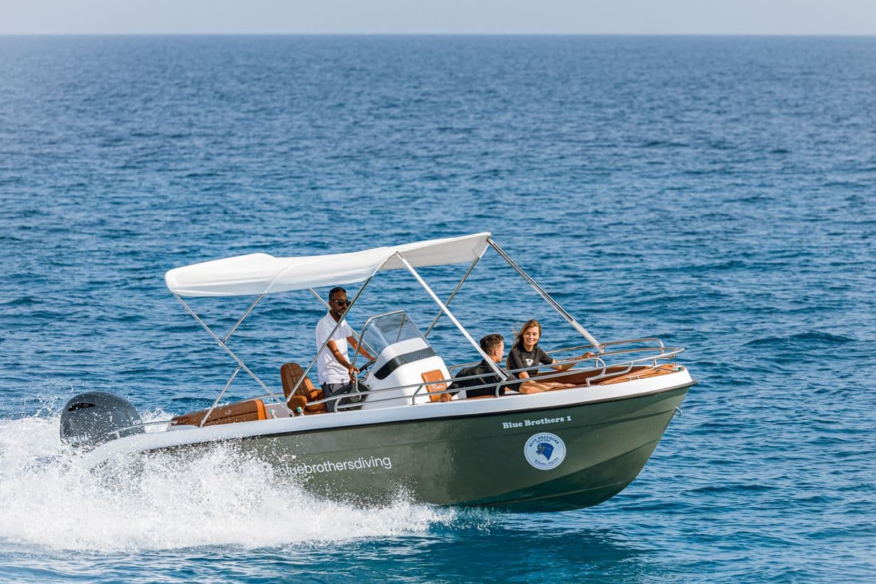 Familie fährt mit einem kleinen Motorboot auf dem Roten Meer bei El Gouna